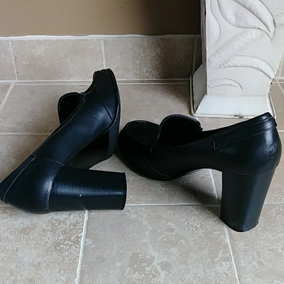 SOLD!!!TOMMY GIRL LEATHER HEELS - Picture 3 of 3